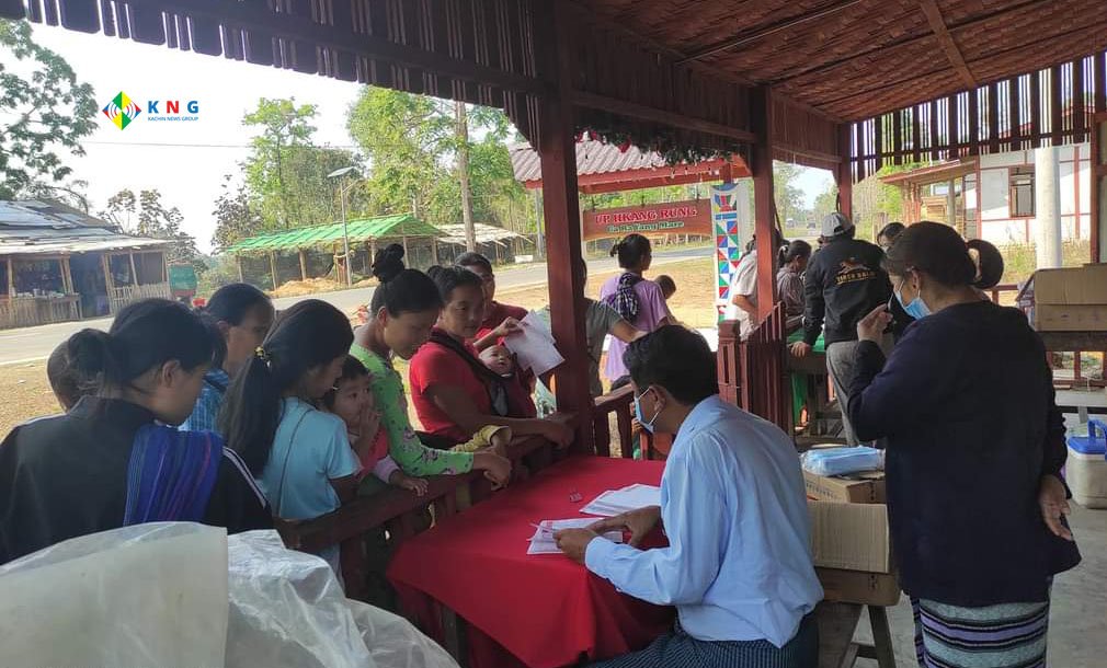 နေရပ်ပြန်ဂါးရာယန်ကျေးရွာပြည်သူတွေကို ၂၀၂၃ ခုနှစ် မတ်လ ၂၅ ရက်နေ့ ကျန်းမာရေးဌာနက ကွင်းဆင်းဆေးကုသပေးနေပုံ