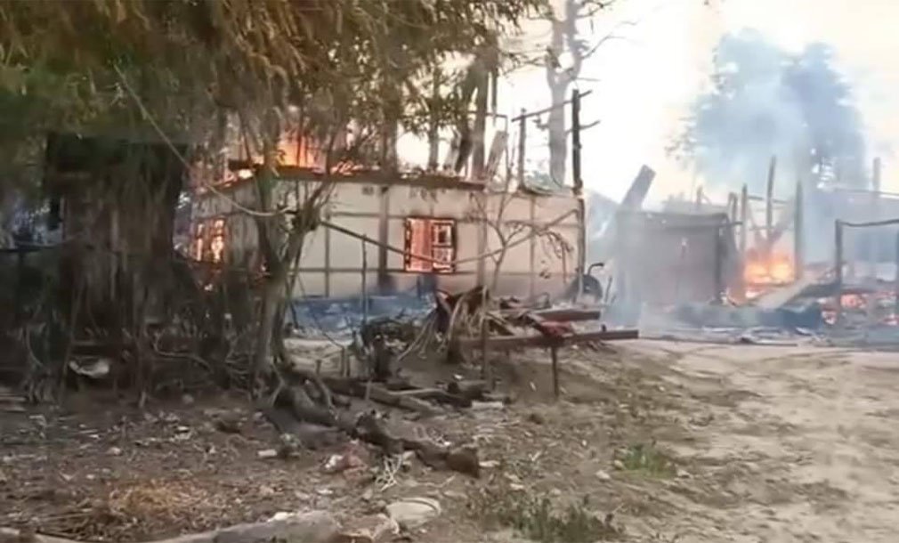 ဓာတ်ပုံ-ဇူလိုင်၁၈ရက်နေ့ ဒီကနေ့မနက်ပိုင်းမှာ မီးရှို့ခံနေရတဲ့ သာတကန်ရွာ