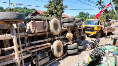 photo- ဖားကန့်မြို့ပတ်လမ်းမှာတိမ်းမှောက်တဲ့ ၁၂ ဘီးကား