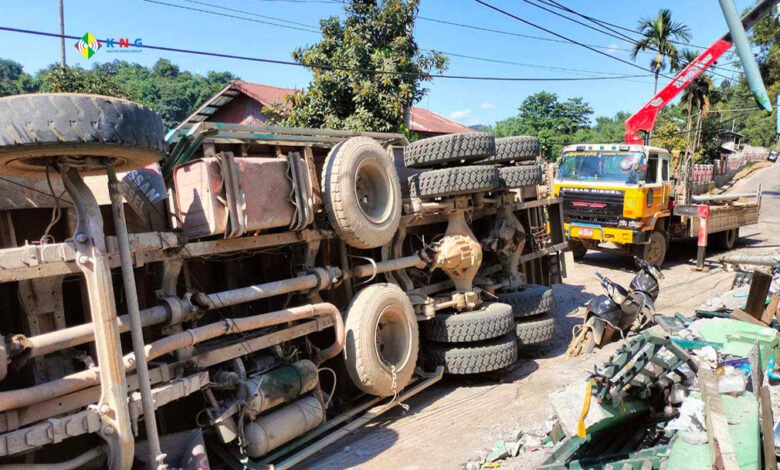 photo- ဖားကန့်မြို့ပတ်လမ်းမှာတိမ်းမှောက်တဲ့ ၁၂ ဘီးကား