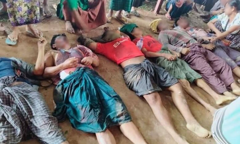 ဓာတ်ပုံ-ဇူလိုင်၂၂ရက်နေ့မှာ စုန်းချောင်းရွာက သတ်ဖြတ်ခံရသူတွေကို မီးသဂြိုဟ်နေပုံ