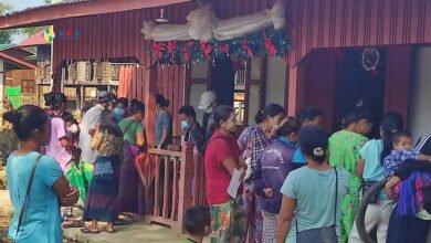 နေရပ်ပြန်ဂါးရာယန်ကျေးရွာပြည်သူတွေကို ၂၀၂၃ ခုနှစ် မတ်လ ၂၅ ရက်နေ့ ကျန်းမာရေးဌာနက ကွင်းဆင်းဆေးကုသပေးနေပုံ