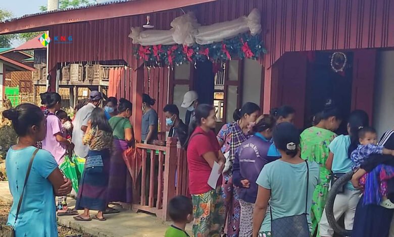 နေရပ်ပြန်ဂါးရာယန်ကျေးရွာပြည်သူတွေကို ၂၀၂၃ ခုနှစ် မတ်လ ၂၅ ရက်နေ့ ကျန်းမာရေးဌာနက ကွင်းဆင်းဆေးကုသပေးနေပုံ