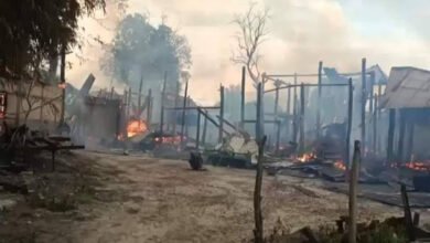 ဓာတ်ပုံ-ဇူလိုင်၁၈ရက်နေ့ ဒီကနေ့မနက်ပိုင်းမှာ မီးရှို့ခံနေရတဲ့ သာတကန်ရွာ