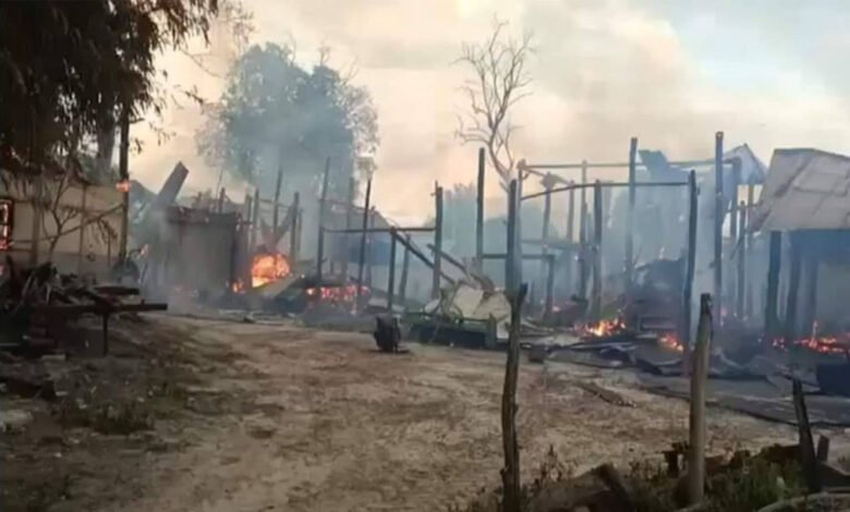 ဓာတ်ပုံ-ဇူလိုင်၁၈ရက်နေ့ ဒီကနေ့မနက်ပိုင်းမှာ မီးရှို့ခံနေရတဲ့ သာတကန်ရွာ