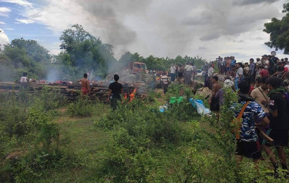 ဓာတ်ပုံ-ဇူလိုင်၂၂ရက်နေ့မှာ စုန်းချောင်းရွာက သတ်ဖြတ်ခံရသူတွေကို မီးသဂြိုဟ်နေပုံ