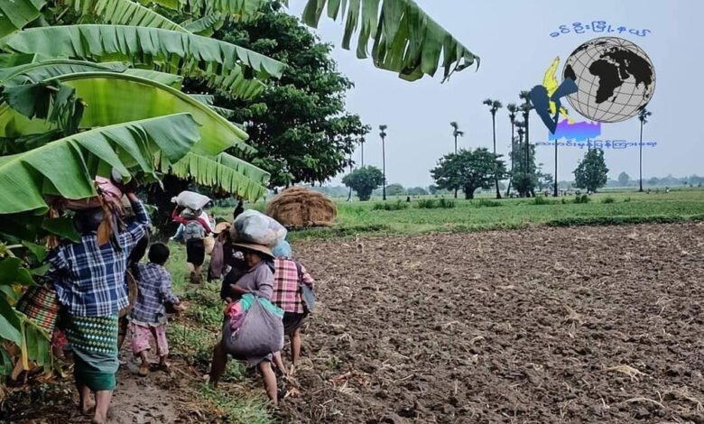ဓာတ်ပုံ-ဇူလိုင်၂၀ ဒီကနေ့ မနက်ပိုင်းထွက်ပြေးရေတဲ့ ခင်ဦးက စစ်ဘေးရှောင်များ(ခင်ဦး သတင်းမှန်ပြန်ကြားရေး)