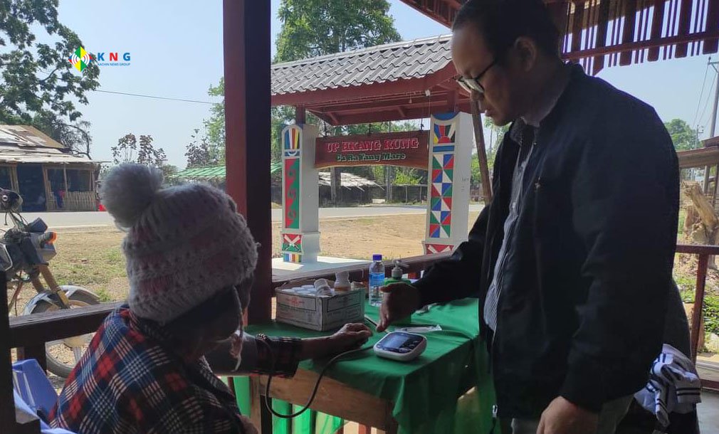 နေရပ်ပြန်ဂါးရာယန်ကျေးရွာပြည်သူတွေကို ၂၀၂၃ ခုနှစ် မတ်လ ၂၅ ရက်နေ့ ကျန်းမာရေးဌာနက ကွင်းဆင်းဆေးကုသပေးနေပုံ