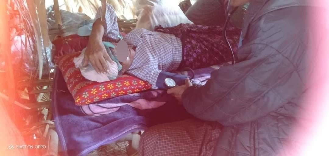 ဓာတ်ပုံ-ဇူလိုင်၁၄ရက်နေ့က ဆေးကုသမူခံယူနေကြရတဲ့ ဝက်လက်တစ်နေရာက စစ်ဘေးရှောင်များ