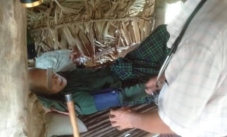 ဓာတ်ပုံ-ဇူလိုင်၁၄ရက်နေ့က ဆေးကုသမူခံယူနေကြရတဲ့ ဝက်လက်တစ်နေရာက စစ်ဘေးရှောင်များ