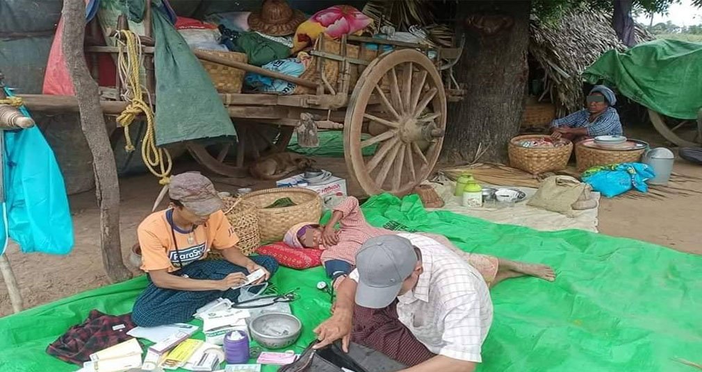 ဓာတ်ပုံ-ဇူလိုင်၁၄ရက်နေ့က ဆေးကုသမူခံယူနေကြရတဲ့ ဝက်လက်တစ်နေရာက စစ်ဘေးရှောင်များ
