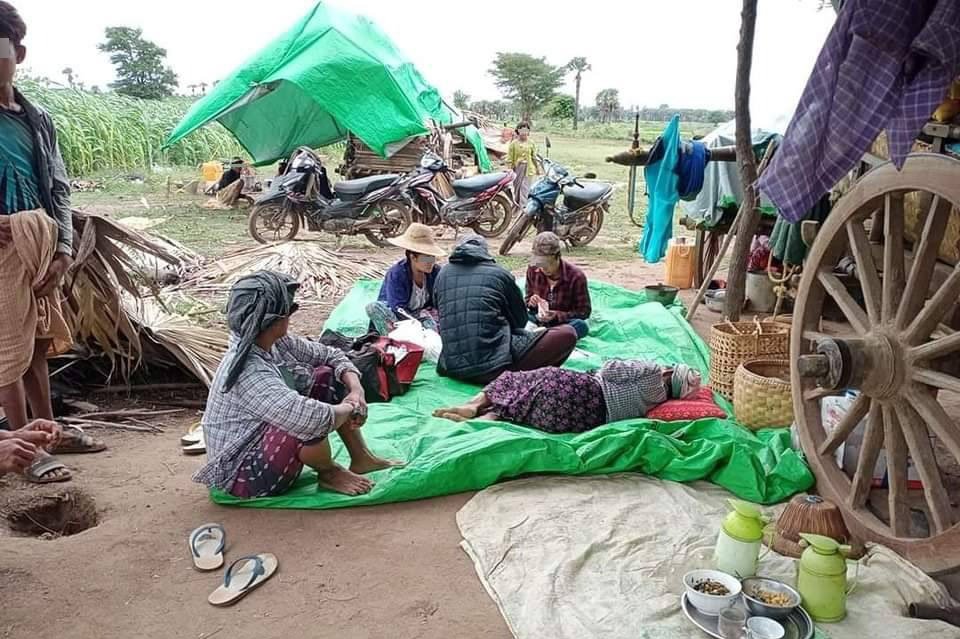 ဓာတ်ပုံ-ဇူလိုင်၁၄ရက်နေ့က ဆေးကုသမူခံယူနေကြရတဲ့ ဝက်လက်တစ်နေရာက စစ်ဘေးရှောင်များ