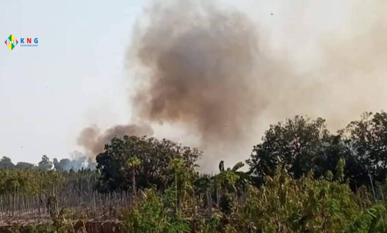 ယမန်နေ့ ဇူလိုင်၅ရက်နေ့က မီးရှို့ခံနေရသည့် ဝယာကျေးရွာ