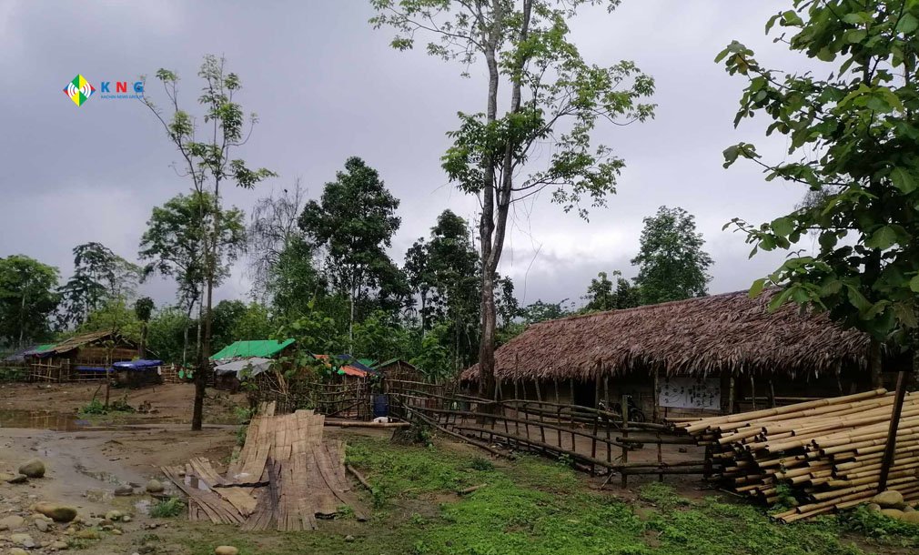  ကချင်နယ်လှည့်ကျန်းမာရေးလုပ်သားအဖွဲ့ဆေးလှည့်လည်ကုပေးနေစဉ်