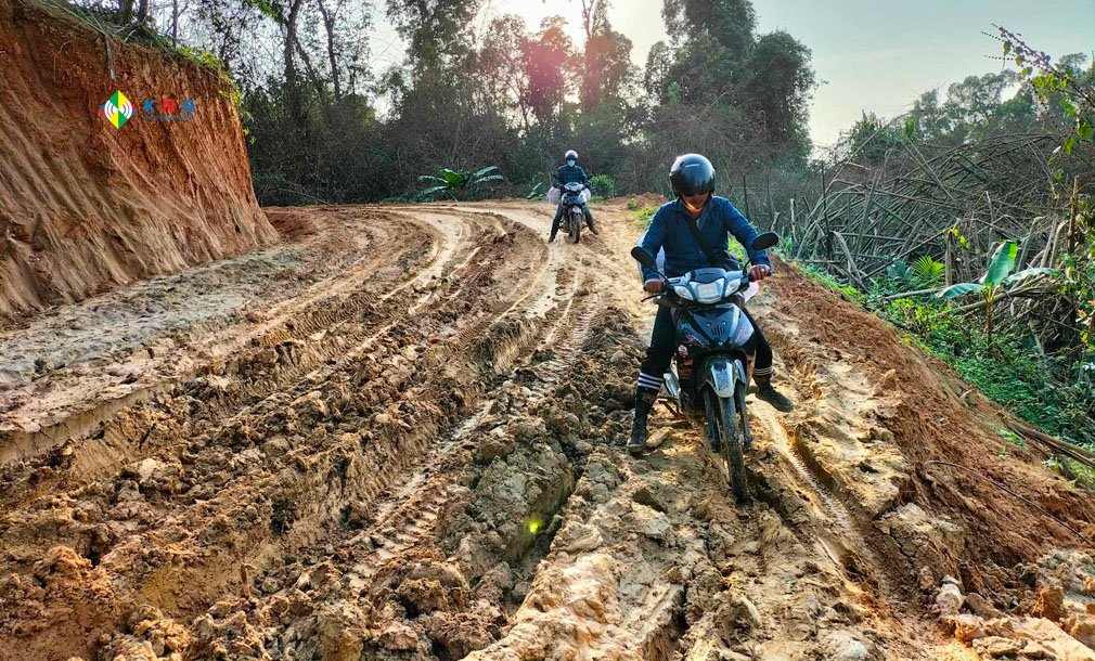  ကချင်နယ်လှည့်ကျန်းမာရေးလုပ်သားအဖွဲ့ဆေးလှည့်လည်ကုပေးနေစဉ်