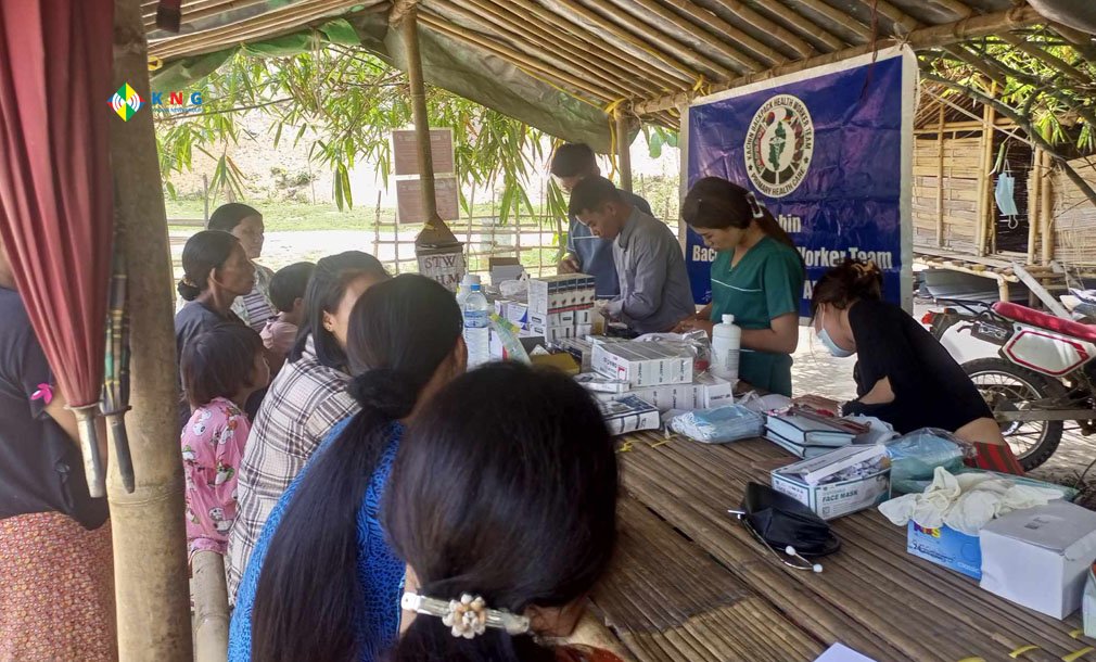  ကချင်နယ်လှည့်ကျန်းမာရေးလုပ်သားအဖွဲ့ဆေးလှည့်လည်ကုပေးနေစဉ်