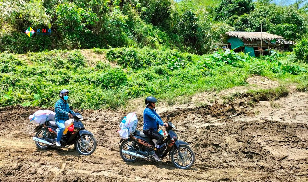  ကချင်နယ်လှည့်ကျန်းမာရေးလုပ်သားအဖွဲ့ဆေးလှည့်လည်ကုပေးနေစဉ်