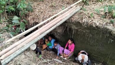 စစ်ကောင်စီရဲ့လေကြောင်းတိုက်ခိုက်မှုတွေကြောင့်ထွက်ပြေးနေကြရတဲ့ လဝါး (Lawa)မဂေါင်တောင် (Magawng Tawng)ကျေးရွာမှ စစ်ရှောင်များ