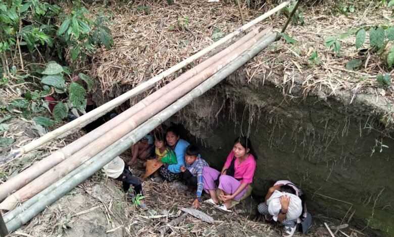 စစ်ကောင်စီရဲ့လေကြောင်းတိုက်ခိုက်မှုတွေကြောင့်ထွက်ပြေးနေကြရတဲ့ လဝါး (Lawa)မဂေါင်တောင် (Magawng Tawng)ကျေးရွာမှ စစ်ရှောင်များ